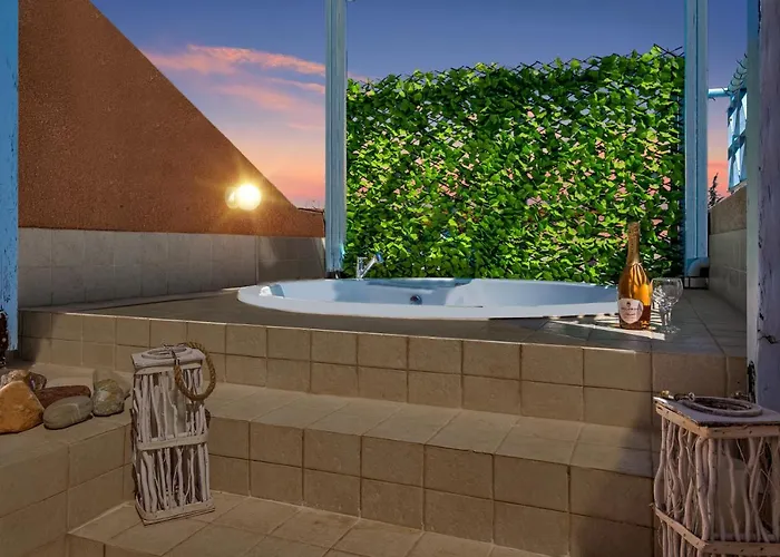 Antonia's Palace Rooftop Jacuzzi Stunning View فيلة