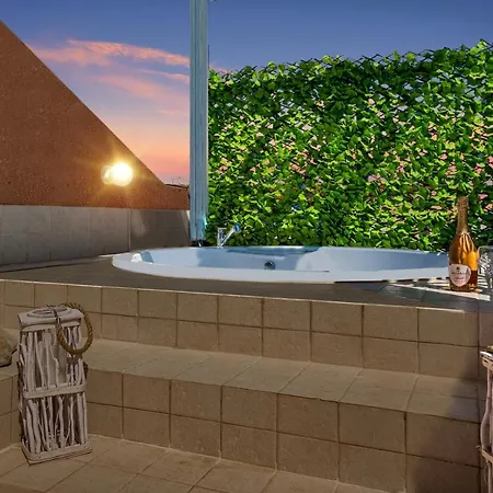 Antonia's Palace Rooftop Jacuzzi Stunning View Vilă
